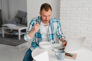 Alimentos e bebidas podem ajudar a espantar o sono durante o dia