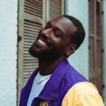 Kofi Siriboe, ator e modelo americano, tem o estilo tradicional.