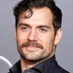 O ator britânico Henry Cavill mostra como o bigode com barba segue o contorno do rosto nas extremidades